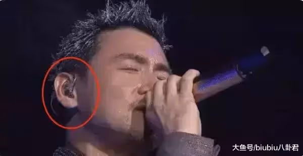 演唱會上,原來歌手耳朵里戴的並不是「耳機」,看完漲知識了!