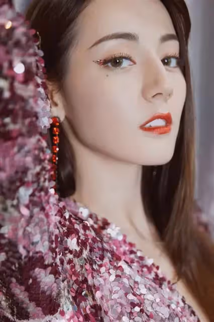 女神迪麗熱巴自嘲「我是家族最難看的」網不信!校花級表妹曝光「超仙五官美翻」粉絲服了:基因太強
