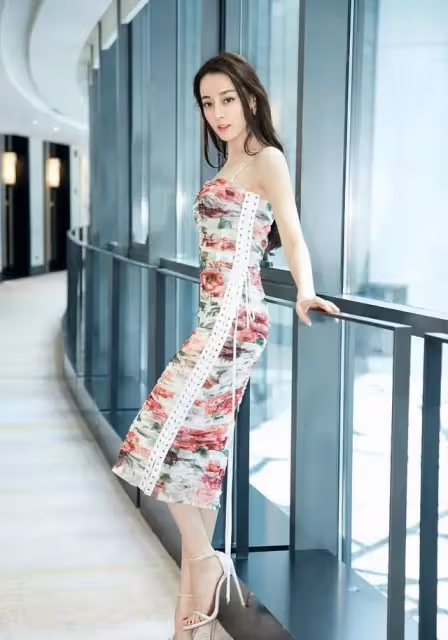 女神迪麗熱巴自嘲「我是家族最難看的」網不信!校花級表妹曝光「超仙五官美翻」粉絲服了:基因太強