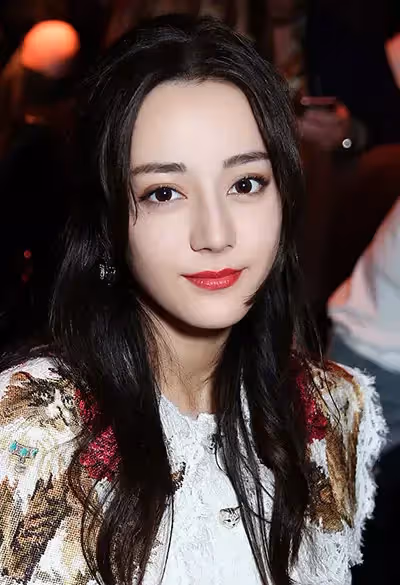 女神迪麗熱巴自嘲「我是家族最難看的」網不信!校花級表妹曝光「超仙五官美翻」粉絲服了:基因太強