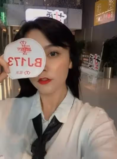 女神迪麗熱巴自嘲「我是家族最難看的」網不信!校花級表妹曝光「超仙五官美翻」粉絲服了:基因太強