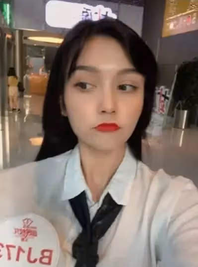 女神迪麗熱巴自嘲「我是家族最難看的」網不信!校花級表妹曝光「超仙五官美翻」粉絲服了:基因太強