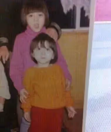 女神迪麗熱巴自嘲「我是家族最難看的」網不信！校花級表妹曝光「超仙五官美翻」粉絲服了：基因太強