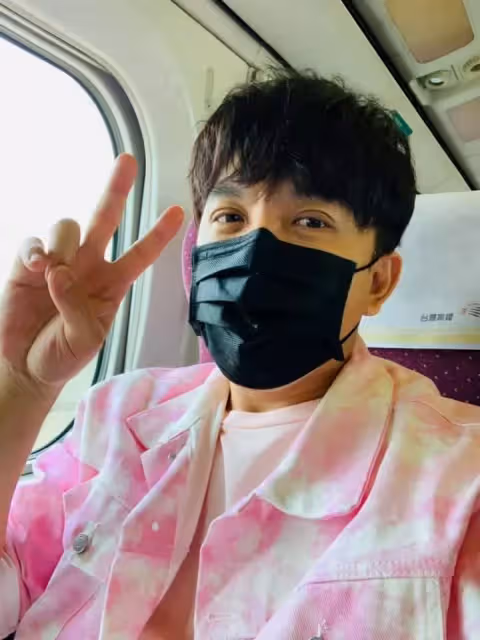 被封小氣歌手！許志豪對自己超摳「出門只帶15元搭公車」愛撿回收　晉身百萬俱樂部「賺來的全給家人花」
