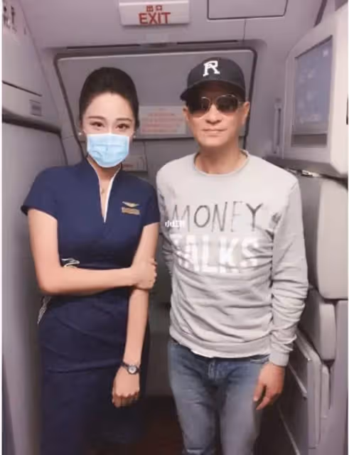 只有老婆能碰我！張家輝遇 「豐滿空姐要求合照」親民答應　紳士禮儀「小細節躲避」網讚翻：絕世好男人