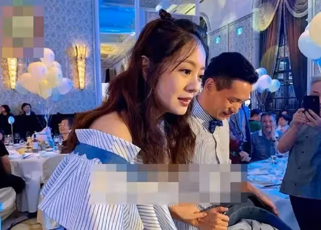 安以軒為兒子辦雙滿月宴，大擺宴席花費500多萬，賈靜雯一家搶鏡
