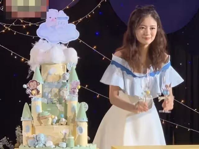 安以軒為兒子辦雙滿月宴，大擺宴席花費500多萬，賈靜雯一家搶鏡