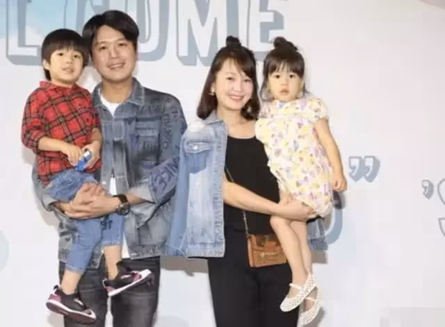 安以軒為兒子辦雙滿月宴，大擺宴席花費500多萬，賈靜雯一家搶鏡