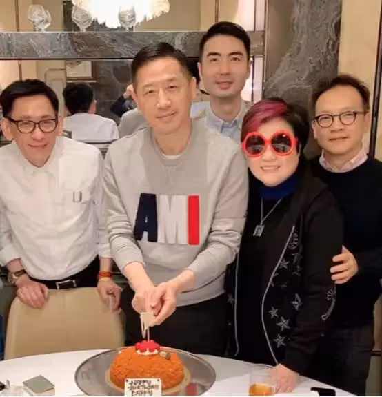 63歲唐鶴德繼承「張國榮億萬遺產」！住12年豪宅售出猛賺5000萬，現生活滋潤，網友：提前過上退休生活！