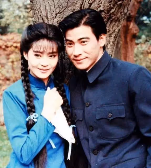56歲「婉君」俞小凡罕露面,身材消瘦但氣質好,曾原諒老公背叛,一生比瓊瑤劇還曲折,網:冷暖自知
