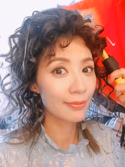 47歲賈靜雯換新髮型少女感不再，網友：老了10歲，但卻很有女人味