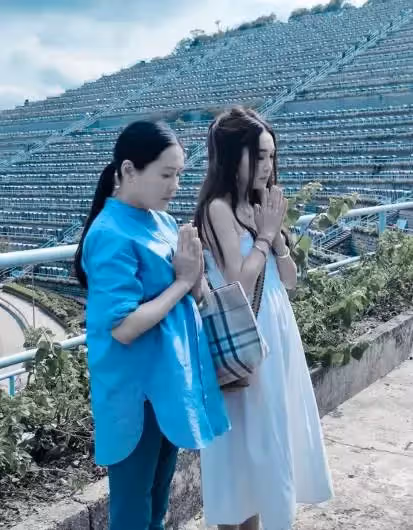 溫碧霞李麗珍罕見同框比美,同為55歲,一個身材苗條一個圓潤發福,網友:自然衰老和努力保養都很美