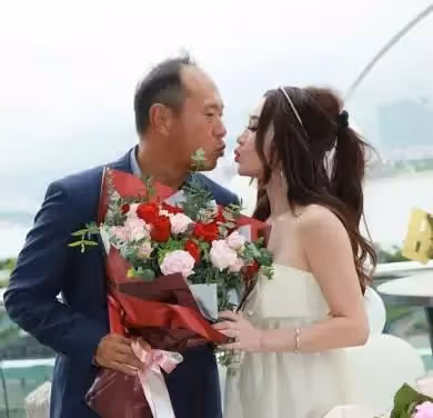 溫碧霞李麗珍罕見同框比美,同為55歲,一個身材苗條一個圓潤發福,網友:自然衰老和努力保養都很美