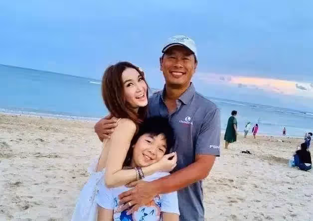 溫碧霞李麗珍罕見同框比美,同為55歲,一個身材苗條一個圓潤發福,網友:自然衰老和努力保養都很美