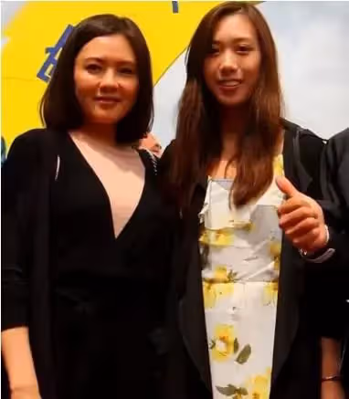 溫碧霞李麗珍罕見同框比美,同為55歲,一個身材苗條一個圓潤發福,網友:自然衰老和努力保養都很美