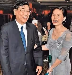 溫碧霞李麗珍罕見同框比美,同為55歲,一個身材苗條一個圓潤發福,網友:自然衰老和努力保養都很美