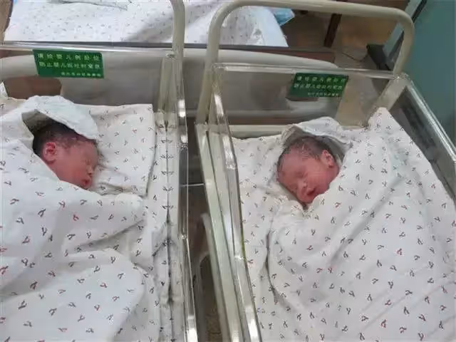 好兄弟的2歲女兒越長越像自己,男子做完親子鑒定,笑容逐漸凝固