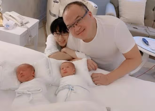 名導猝逝3個半月,遺孀為龍鳳胎開派對眾星現身,提亡夫不禁落淚