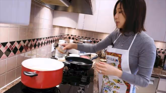 38歲鍾嘉欣挺著肚子下廚,素顏出鏡孕味十足,手上婚戒太搶眼
