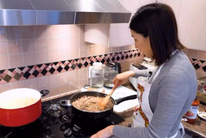 38歲鍾嘉欣挺著肚子下廚,素顏出鏡孕味十足,手上婚戒太搶眼