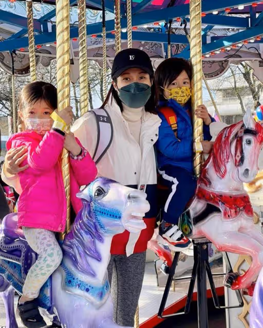 38歲鍾嘉欣挺著肚子下廚,素顏出鏡孕味十足,手上婚戒太搶眼