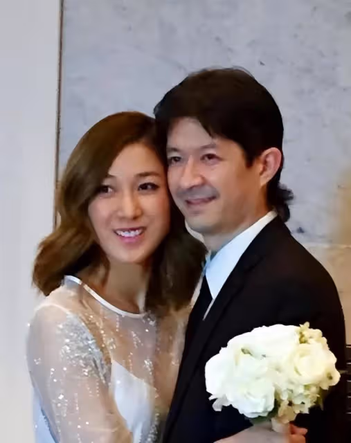 38歲鍾嘉欣挺著肚子下廚,素顏出鏡孕味十足,手上婚戒太搶眼