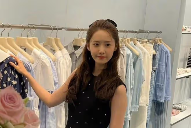 林允兒是團內身價最高的愛豆,出席活動身穿連衣裙,微表情可愛