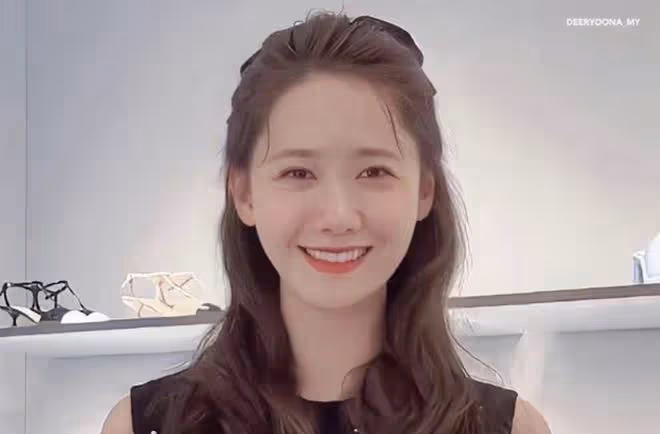 林允兒是團內身價最高的愛豆,出席活動身穿連衣裙,微表情可愛
