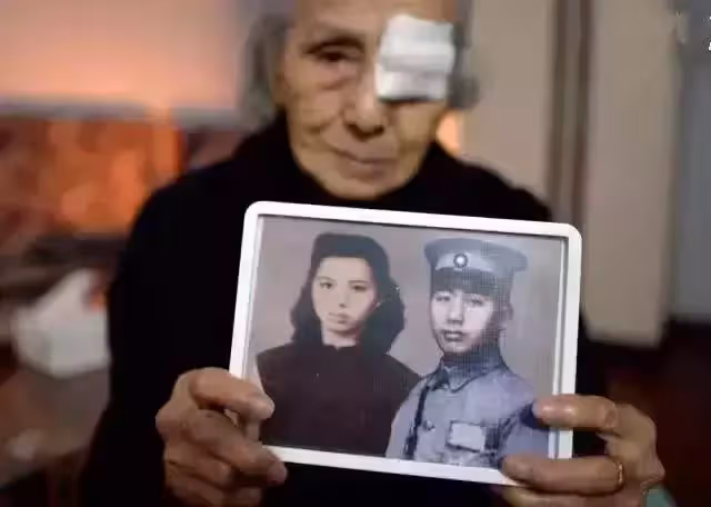 93歲的她,苦尋初戀77年,帶著「一張合照」遠赴台灣,做最後的告別,網有落淚:這樣的愛情太珍貴!