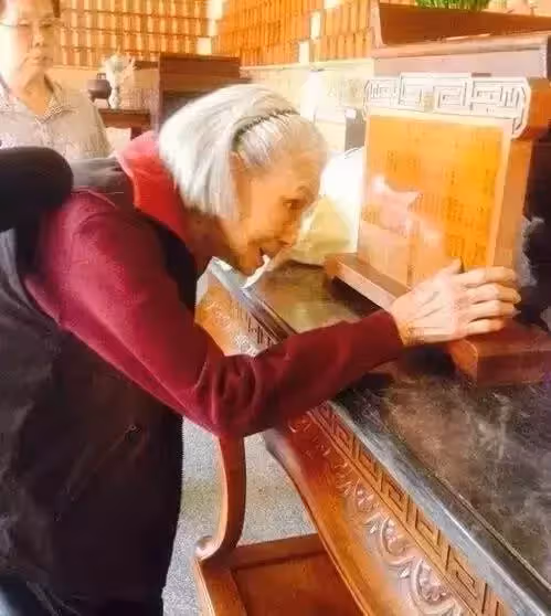93歲的她,苦尋初戀77年,帶著「一張合照」遠赴台灣,做最後的告別,網有落淚:這樣的愛情太珍貴!