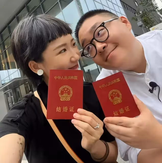 郝劭文與愛妻520官宣領證!小兩口貼頭合影撒狗糧,搞怪對視畫面甜炸屏「夫妻相超足」,網友:早日迎來愛的結晶