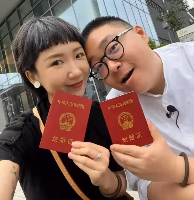郝劭文與愛妻520官宣領證!小兩口貼頭合影撒狗糧,搞怪對視畫面甜炸屏「夫妻相超足」,網友:早日迎來愛的結晶