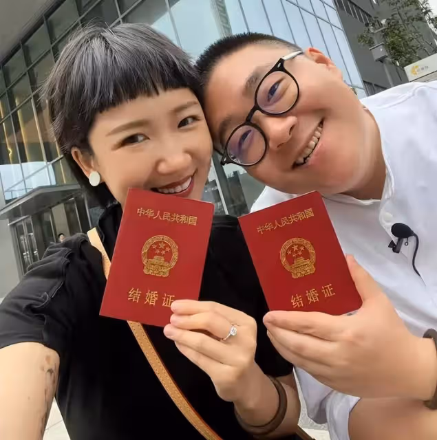 郝劭文與愛妻520官宣領證!小兩口貼頭合影撒狗糧,搞怪對視畫面甜炸屏「夫妻相超足」,網友:早日迎來愛的結晶