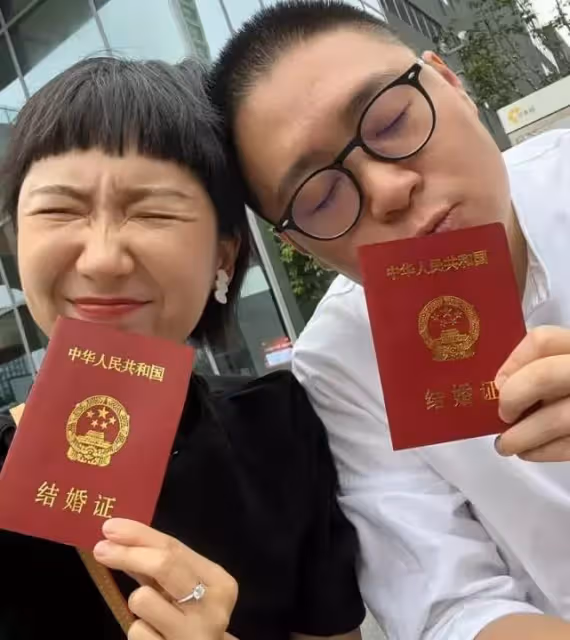 郝劭文與愛妻520官宣領證!小兩口貼頭合影撒狗糧,搞怪對視畫面甜炸屏「夫妻相超足」,網友:早日迎來愛的結晶