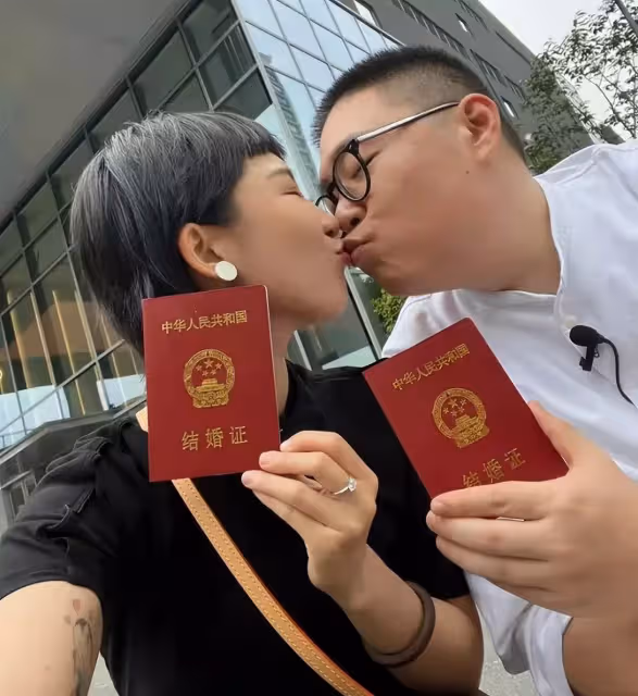 郝劭文與愛妻520官宣領證!小兩口貼頭合影撒狗糧,搞怪對視畫面甜炸屏「夫妻相超足」,網友:早日迎來愛的結晶