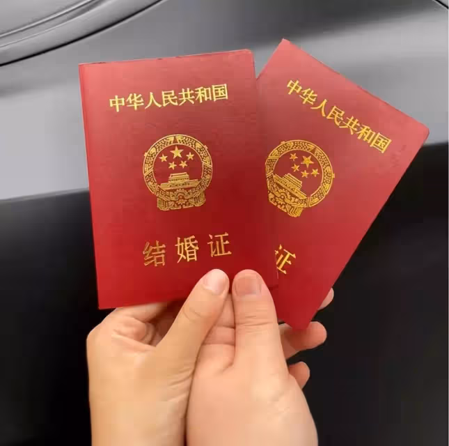 郝劭文與愛妻520官宣領證!小兩口貼頭合影撒狗糧,搞怪對視畫面甜炸屏「夫妻相超足」,網友:早日迎來愛的結晶
