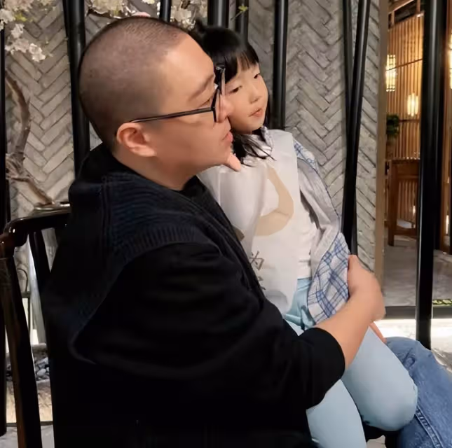 郝劭文與愛妻520官宣領證!小兩口貼頭合影撒狗糧,搞怪對視畫面甜炸屏「夫妻相超足」,網友:早日迎來愛的結晶