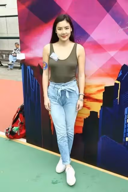 樂基兒也太自信了吧!肋骨突出還穿緊身連衣裙,轉身的一剎那,尷尬溢出螢幕,網友:了解自己才能穿出美麗