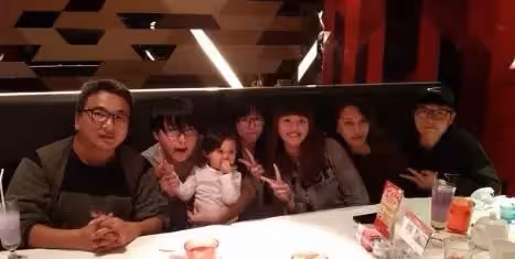 女友意外離世,主播幫養!「4非親生女兒10年」為她們終生不婚「47歲就做爺爺」:偉大的父愛