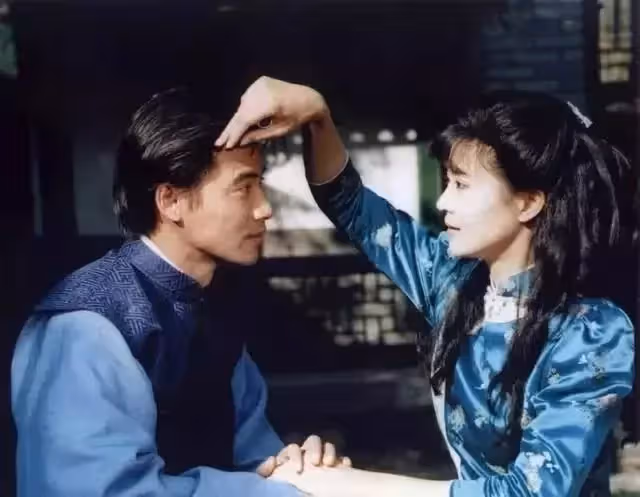56歲「婉君」俞小凡罕露面,身材消瘦但氣質好,曾原諒老公背叛,一生比瓊瑤劇還曲折,網:冷暖自知!