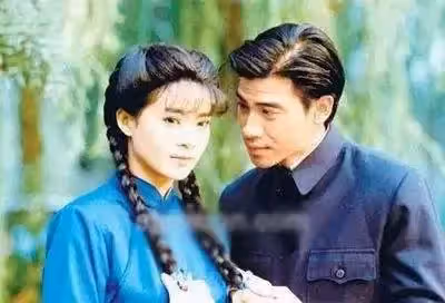 56歲「婉君」俞小凡罕露面,身材消瘦但氣質好,曾原諒老公背叛,一生比瓊瑤劇還曲折,網:冷暖自知!