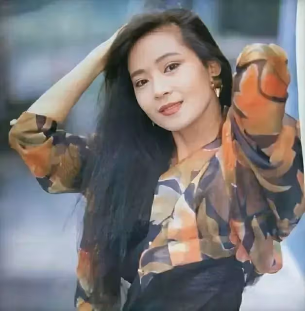 56歲「婉君」俞小凡罕露面,身材消瘦但氣質好,曾原諒老公背叛,一生比瓊瑤劇還曲折,網:冷暖自知!