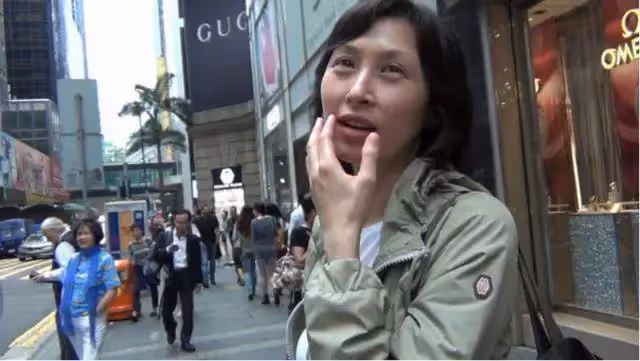 53歲郭藹明近照曝光,穿白色T恤配綠色寬連帽外套亮相,減齡又洋氣,網友:氣質超好年紀越大越耐看