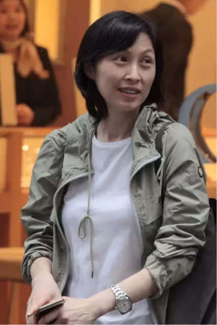 53歲郭藹明近照曝光,穿白色T恤配綠色寬連帽外套亮相,減齡又洋氣,網友:氣質超好年紀越大越耐看