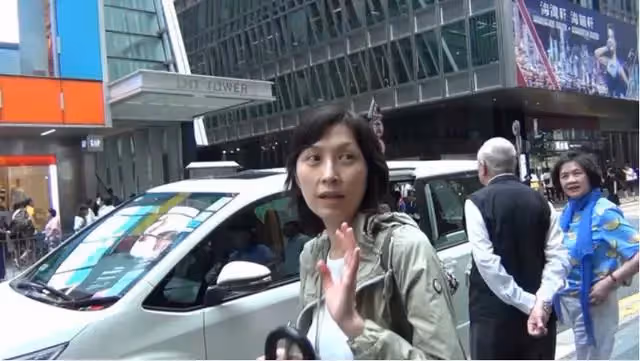 53歲郭藹明近照曝光,穿白色T恤配綠色寬連帽外套亮相,減齡又洋氣,網友:氣質超好年紀越大越耐看
