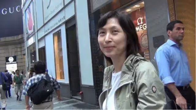 53歲郭藹明近照曝光,穿白色T恤配綠色寬連帽外套亮相,減齡又洋氣,網友:氣質超好年紀越大越耐看