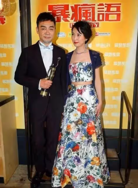 53歲郭藹明近照曝光,穿白色T恤配綠色寬連帽外套亮相,減齡又洋氣,網友:氣質超好年紀越大越耐看