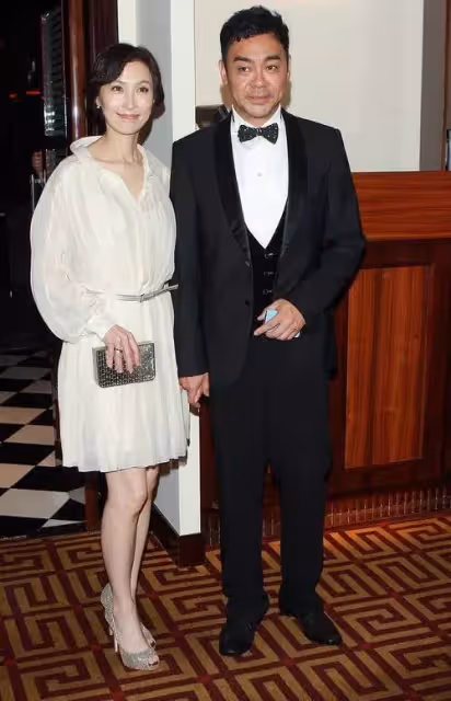 53歲郭藹明近照曝光,穿白色T恤配綠色寬連帽外套亮相,減齡又洋氣,網友:氣質超好年紀越大越耐看