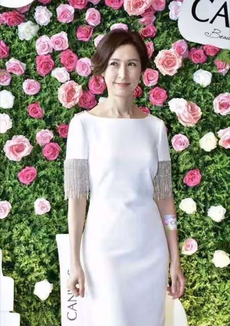 53歲郭藹明近照曝光,穿白色T恤配綠色寬連帽外套亮相,減齡又洋氣,網友:氣質超好年紀越大越耐看