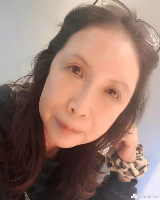 謝依霖透露:母親多次對家人施暴,輕生未果被阻止,正在吃藥治療